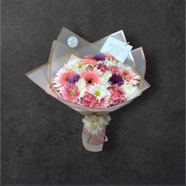 PEMBE TONLARDA MEVSİM BUKETİ