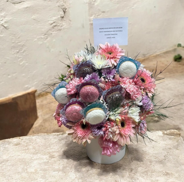 KUTUDA PEMBE ARAJMAN VE ÇİKOLATA