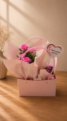 pembe çardak gül ve karanfil çantada